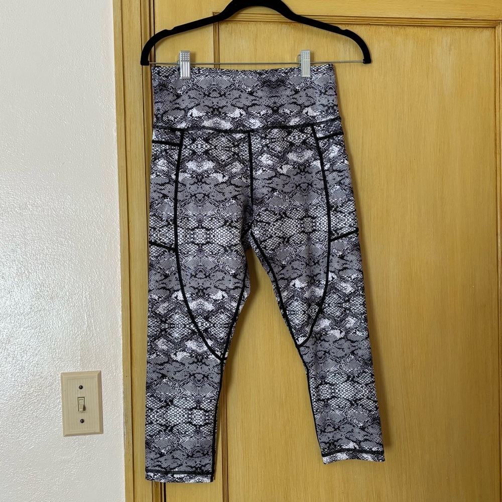ZYIA Active Lace Print Snake Print Cropped Leggings Size Medium 6-8